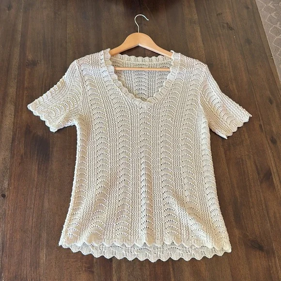 Beige cream Knit Scalloped V-Neck Top fits like a medium - Picture 1 of 5